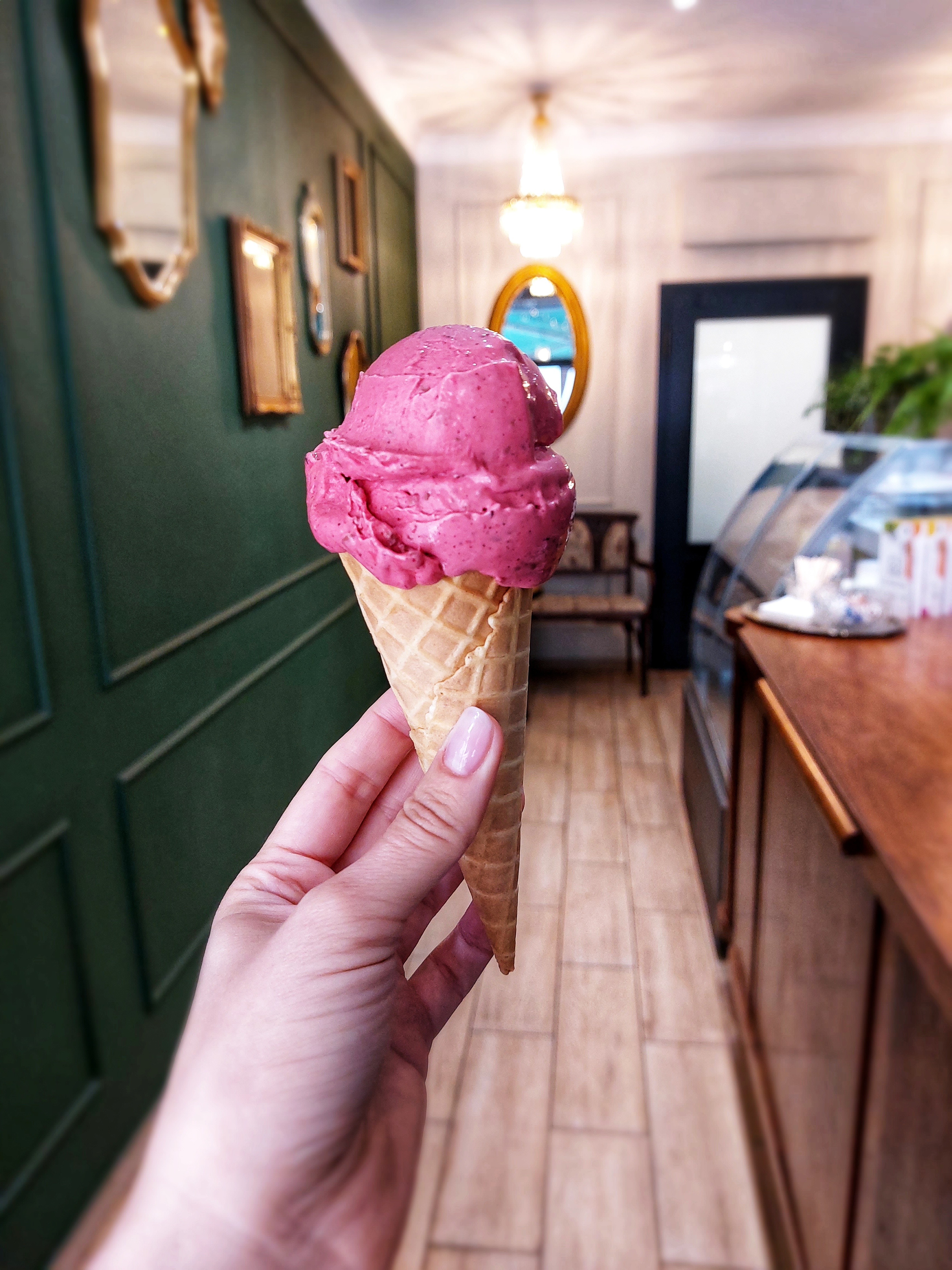 Różowe lody podawane w waflu