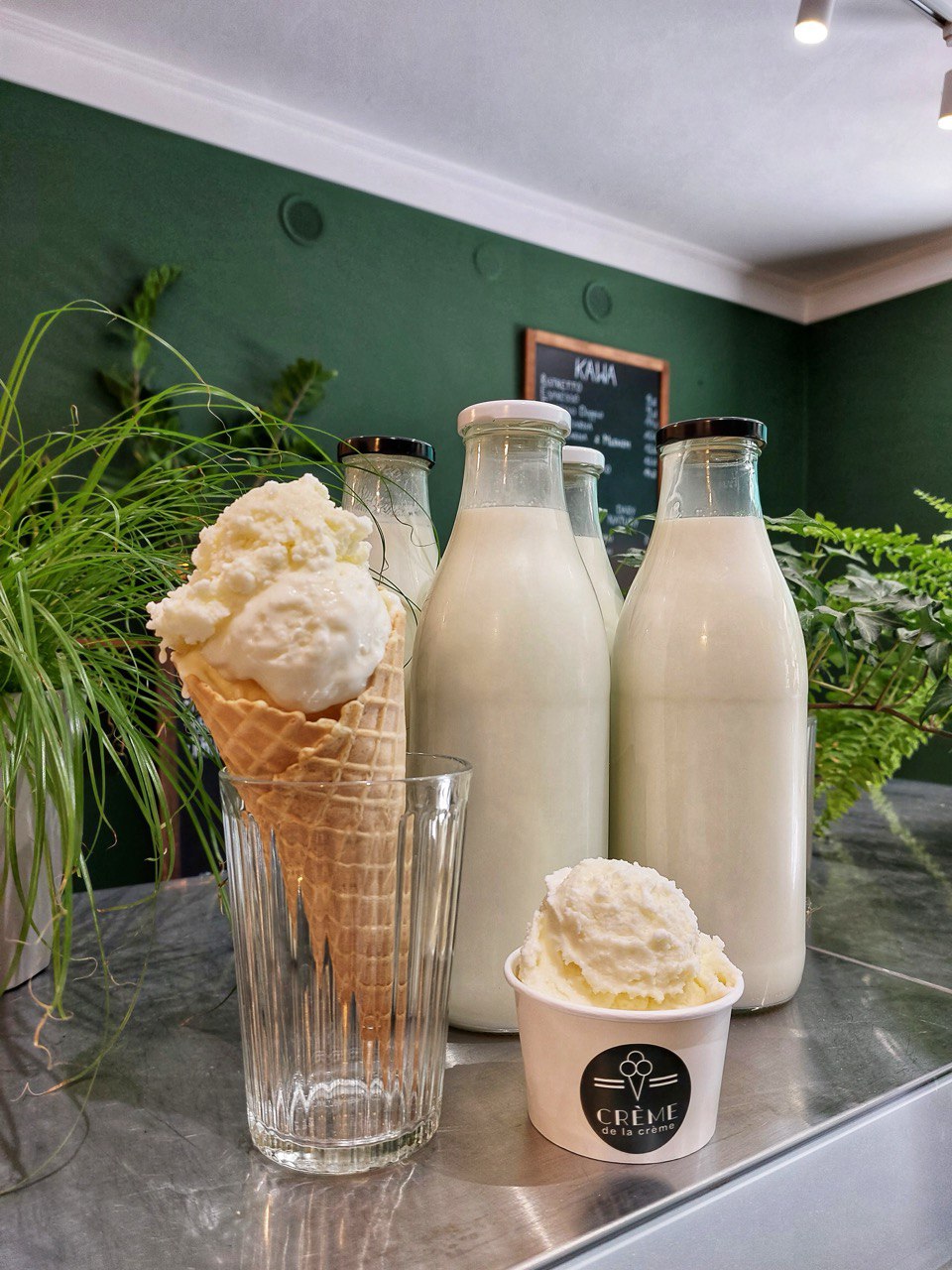 Lody śmietankowe i butelki świeżego mleka